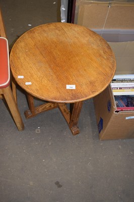 Lot 709 - A circular oak coffee table