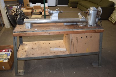 Lot 827 - A lathe