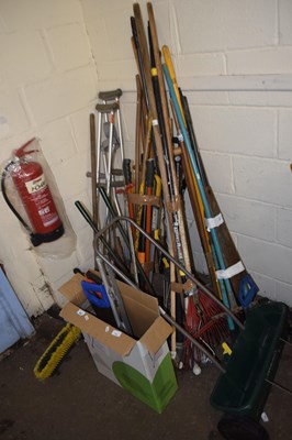 Lot 801 - A large quantity of assorted garden tools