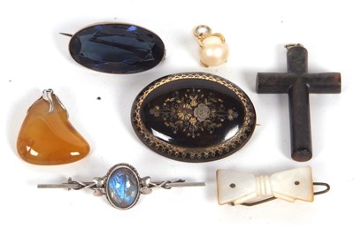 Lot 256 - A mixed lot of jewellery: to include an oval...