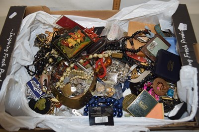 Lot 96 - Mixed Lot: Various assorted costume jewellery...