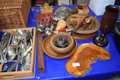 Lot 577 - Mixed Lot: Assorted turned wooden items