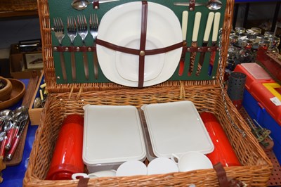 Lot 602 - Picnic hamper and contents