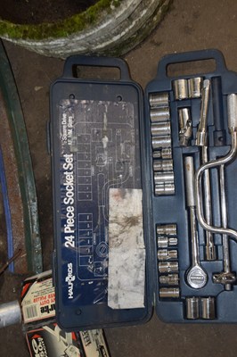 Lot 879 - A 24 piece socket set