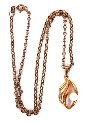 Lot 104 - A 9ct cultured pearl pendant and chain, the...