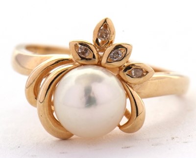 Lot 30 - A cultured pearl and diamond ring, the round...