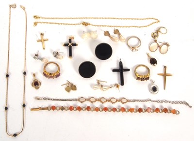 Lot 257 - A mixed lot jewellery: to include a pair of...