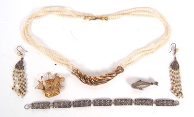 Lot 264 - A mixed lot of jewellery: to include a Jonah...