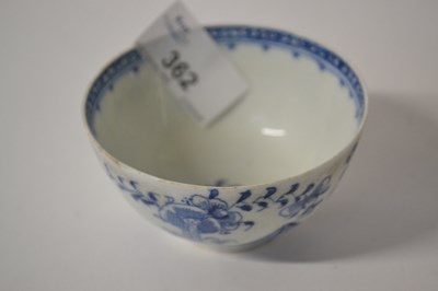 Lot 362 - A Lowestoft porcelain tea bowl with blue and...