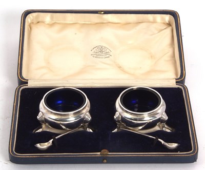 Lot 71 - A cased George V pair of cauldron salts of...