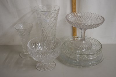 Lot 17 - Mixed Lot: Glass bowls, tazza, serving dishes etc