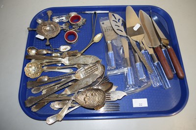 Lot 32 - A tray of various assorted cutlery and other...