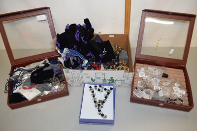 Lot 101 - Mixed Lot: Various assorted costume jewellery