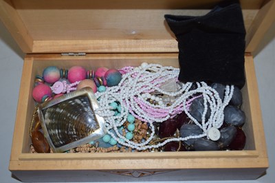 Lot 119 - A box of assorted costume jewellery