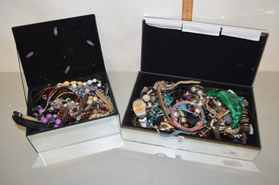 Lot 120 - Two mirrored jewellery boxes and contents