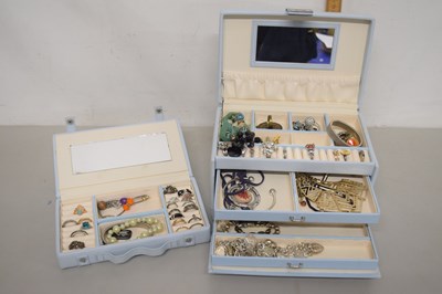 Lot 123 - A case of assorted costume jewellery