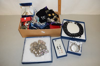 Lot 127 - A box of assorted costume jewellery