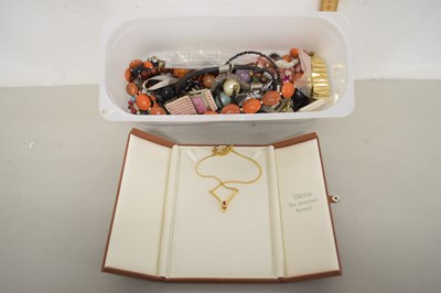 Lot 129 - A box of assorted costume jewellery