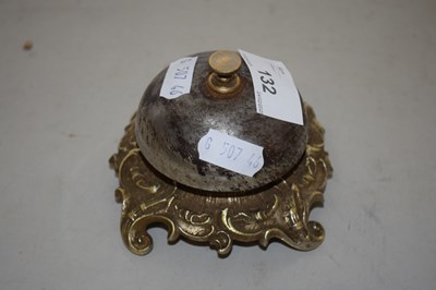 Lot 132 - A vintage metal counter bell