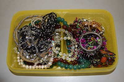 Lot 134 - A box of assorted costume jewellery