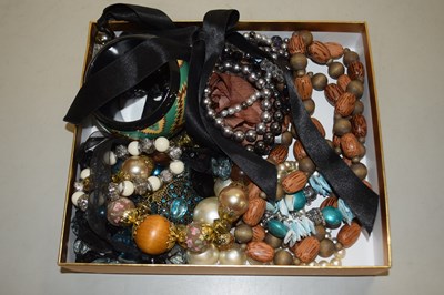 Lot 146 - Box of assorted costume jewellery