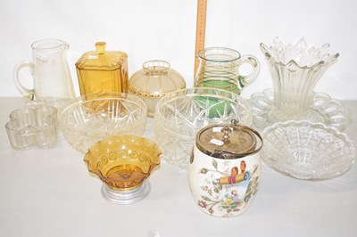 Lot 175 - Mixed Lot: Various glass wares to include a...