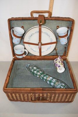 Lot 198 - Vintage wicker picnic hamper