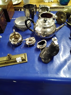 Lot 207 - Mixed Lot: Silver plated tea wares, cruet set,...