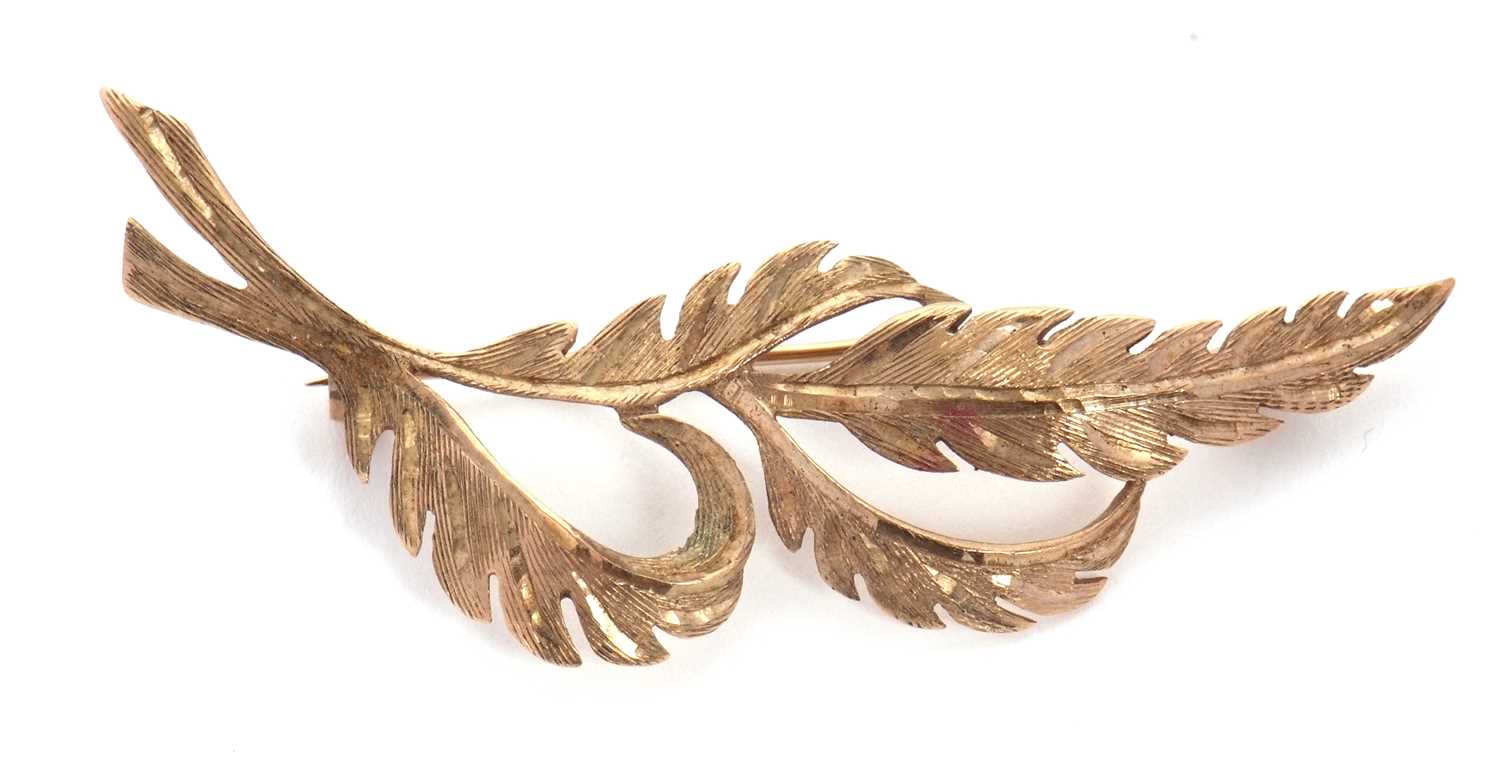 Lot 66 - A 9ct leaf brooch, with curved textured leaves,...