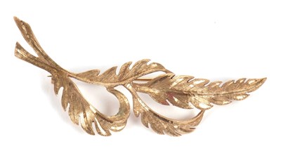 Lot 66 - A 9ct leaf brooch, with curved textured leaves,...