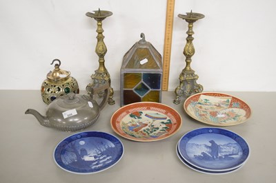 Lot 225 - Mixed Lot: A small lead and coloured glass...