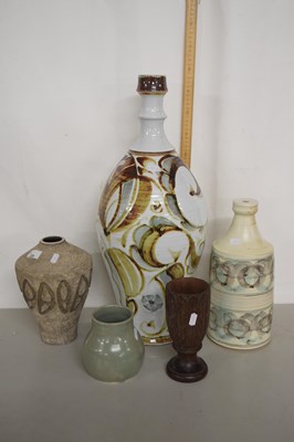 Lot 226 - Group lot consisting of large Studio Pottery...