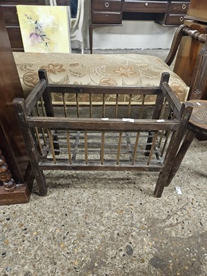 Lot 366 - A dolls cot