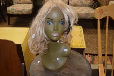 Lot 382 - A plastic wig stand