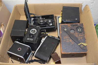 Lot 524 - Box of assorted cameras