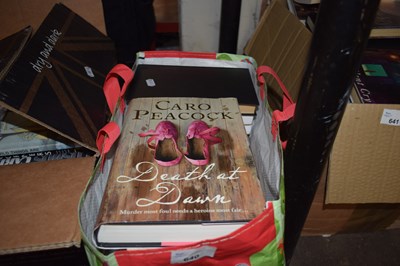 Lot 640 - A bag of assorted books