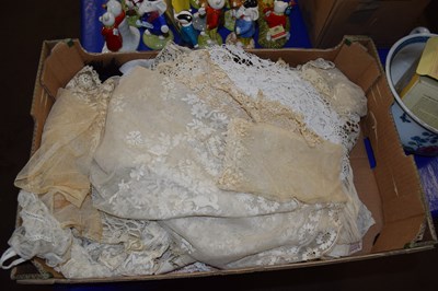 Lot 575 - Quantity of lace and other textiles