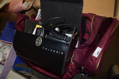 Lot 597 - Assorted camera equipment