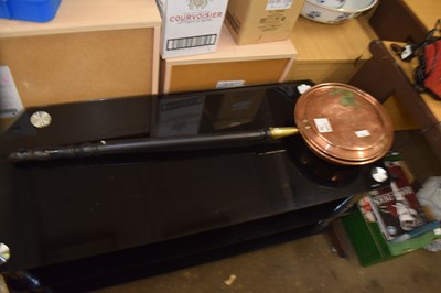 Lot 811 - A copper warming pan