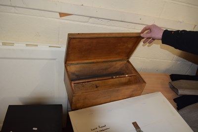 Lot 850 - A table top wooden box