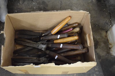 Lot 856 - Box of assorted shears