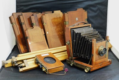 Lot 9 - A mixed lot of early photographic equipment:...