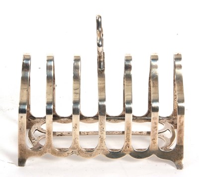 Lot 1 - A George V silver toast rack of six divisions,...