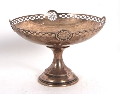 Lot 94 - A George V silver presentation pedestal fruit...