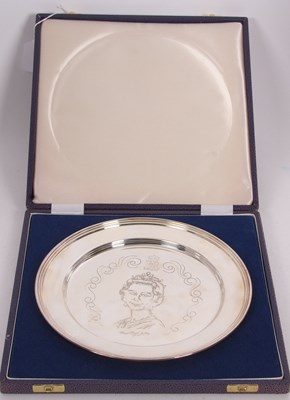 Lot 97 - A cased Commonwealth Silver Jubilee plate...