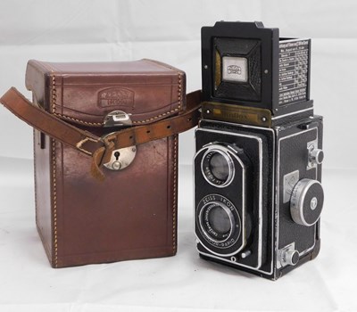 Lot 63 - A Zeiss Ikon Ikoflex TLR camera, cased