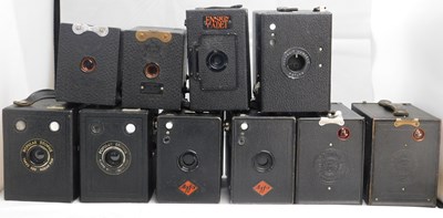 Lot 67 - A quantity of box camera's: to include Popular...