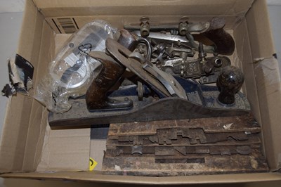 Lot 64 - A box of vintage wood working planes and other...