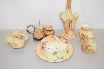 Lot 101 - A range of blush Worcester wares to include a...