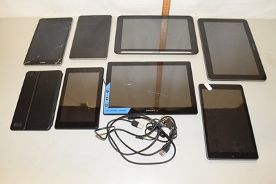 Lot 122 - A box of assorted tablet computers, four in...